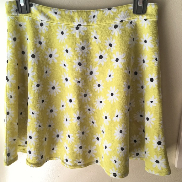 Forever 21 Dresses & Skirts - Forever 21 Daisy Mini Skater Skirt